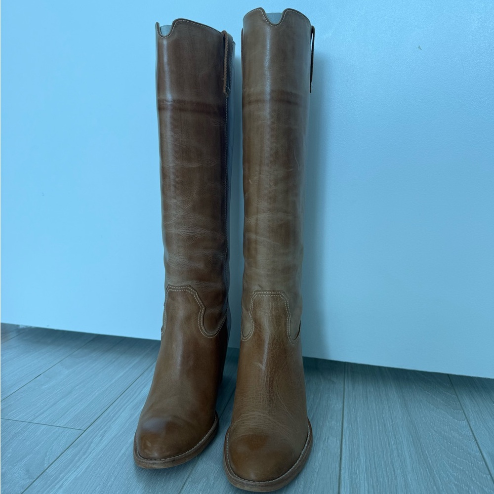 Elegant Tan Heeled Boots with Sleek Design - Picture 5 of 8